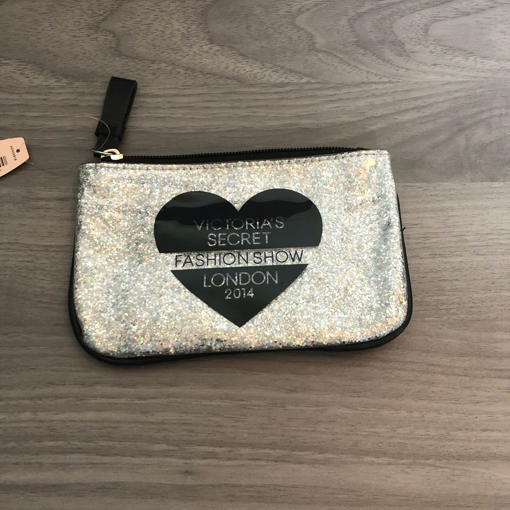 VS FASHION SHOW 2014 POUCH